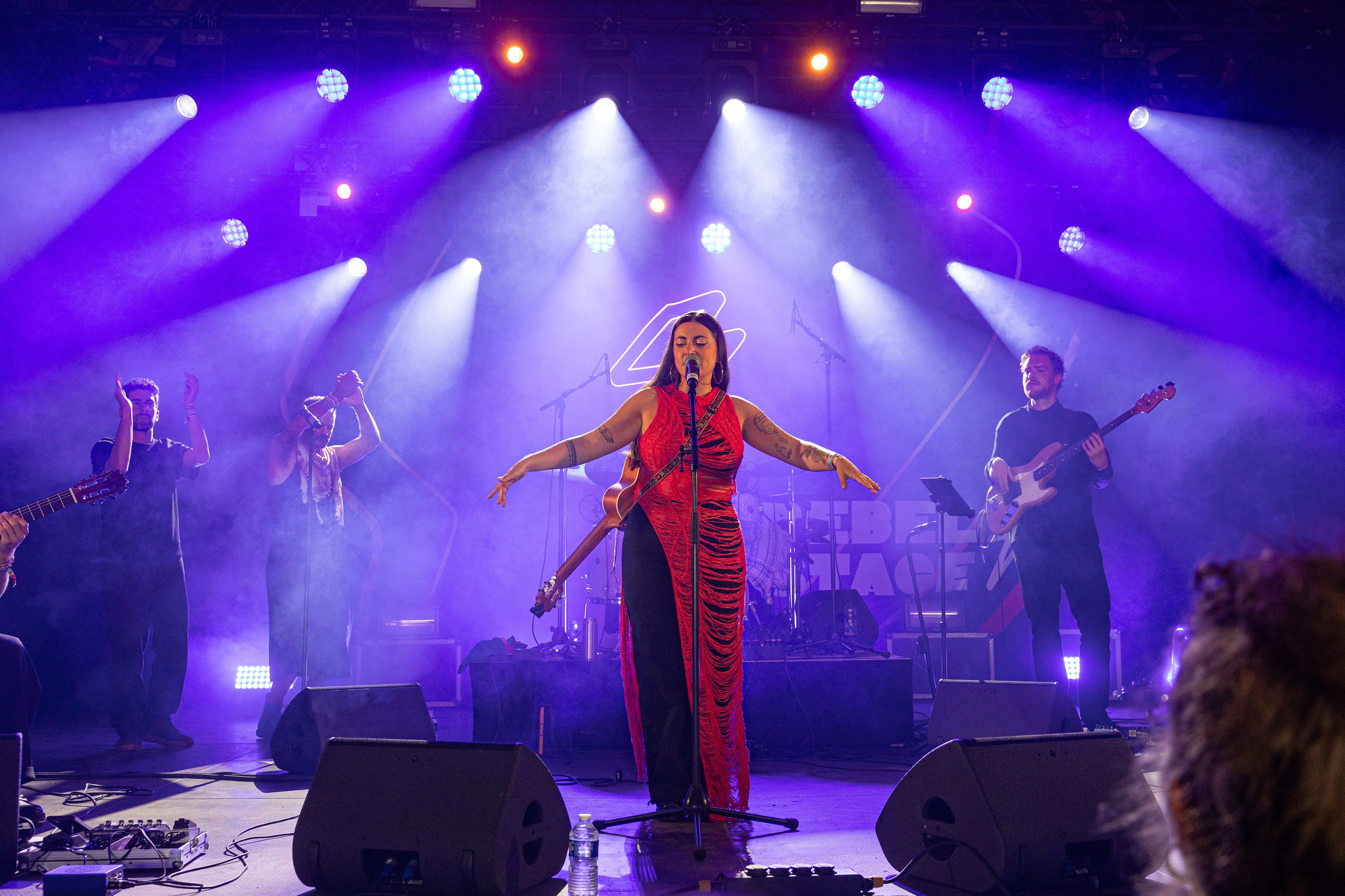 Pressions exercées sur la chanteuse Nena lors de son concert aux Fêtes de Wallonie