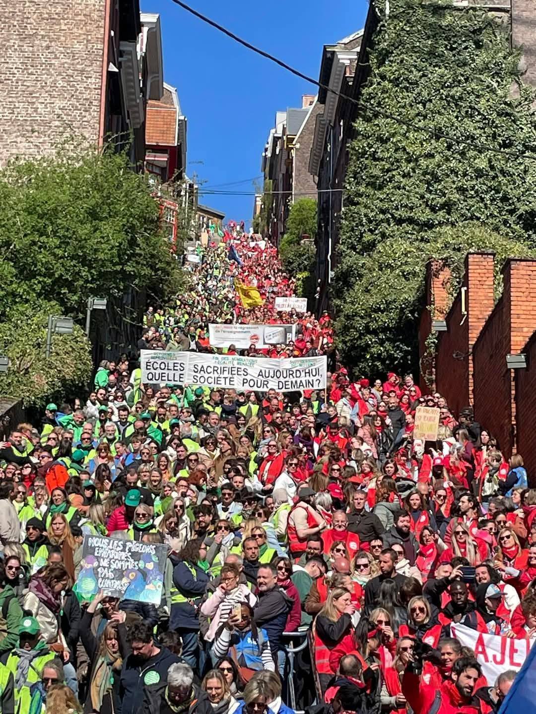 Manifesation des enseigants sur les escaliers de Bueren