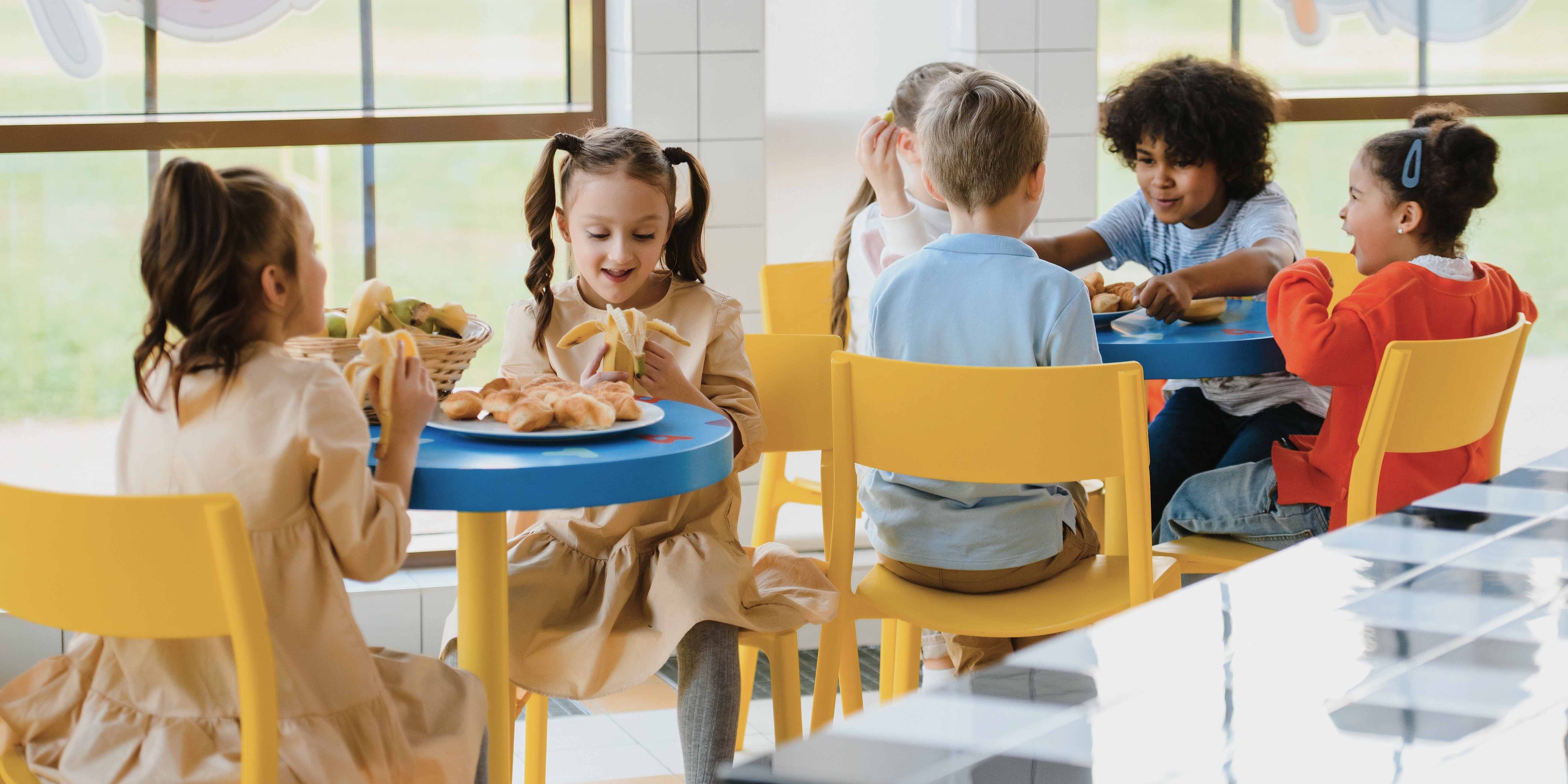 Les repas chauds gratuits dans les écoles : où est le plan de table ?