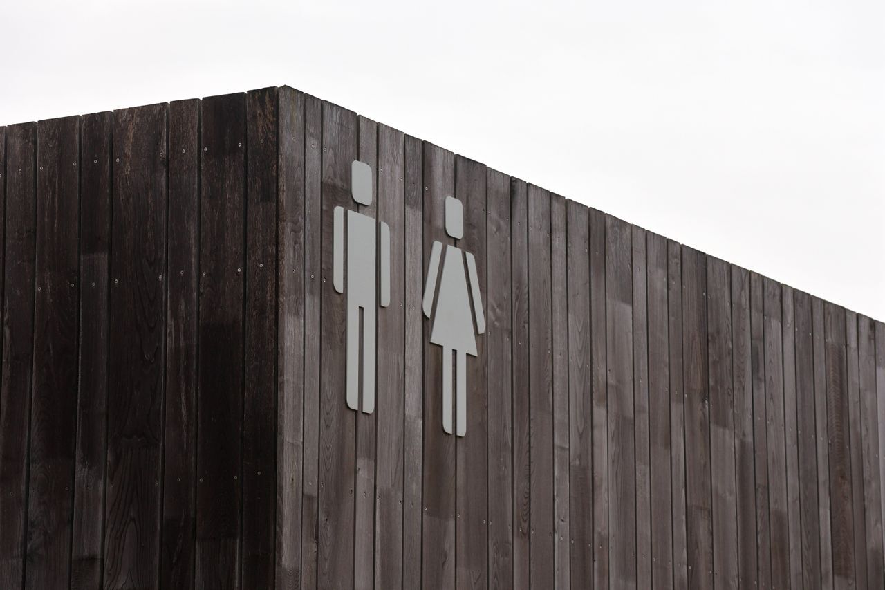Quelles solutions concrètes pour des toilettes publiques gratuites et accessibles dès cet été dans notre ville ?